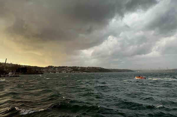 Yağış öncesinde gökyüzünde 'raf bulutları (shelf cloud)' görüldü - Sputnik Türkiye