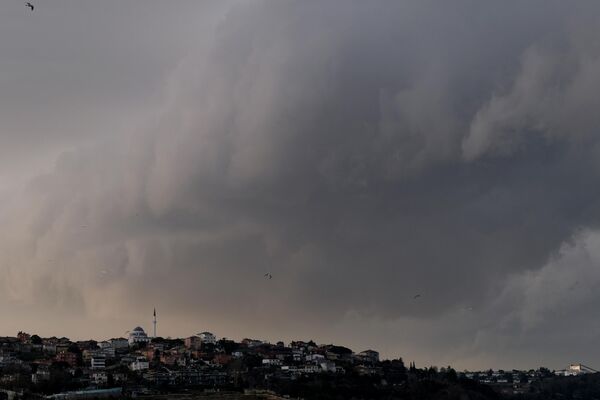 Yağış öncesinde gökyüzünde 'raf bulutları (shelf cloud)' görüldü - Sputnik Türkiye