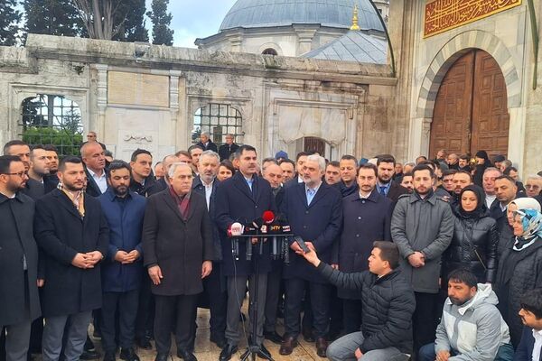 Sabah namazını Eyüpsultan Camii'nde kıldıktan sonra Eyüpsultan Türbesi’nde dua ederek seçim çalışmalarına başlayan AK Parti'nin İstanbul Büyükşehir Belediye Başkan adayı Murat Kurum, Fatih Sultan Mehmet Han Türbesi’ne geçti. Türbede dua eden Kurum daha sonra basın mensuplarına açıklamada bulundu. - Sputnik Türkiye