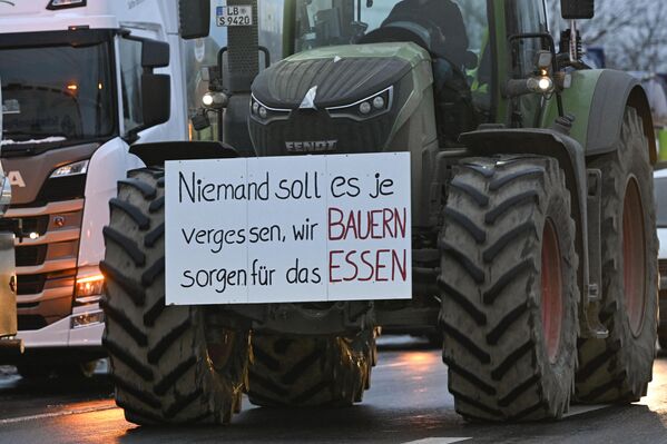 Alman lojistik sektörünün de desteklediği çiftçilerin protestolarında TIR ve diğer ağır vasıta şoförleri araçlarıyla yer aldı. - Sputnik Türkiye