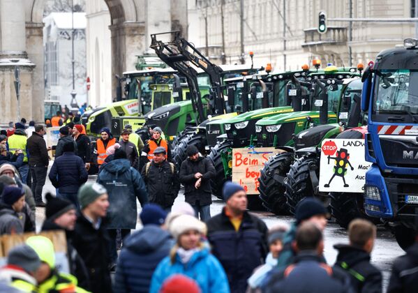 Alman hükümetinin, tarımsal dizel sübvansiyonunun kaldırılması ve araç vergisi muafiyetini sonlandırma planını protesto eden çiftçiler, traktörleriyle Almanya&#x27;nın birçok yerinde trafikte aksamalara neden oldu.  - Sputnik Türkiye