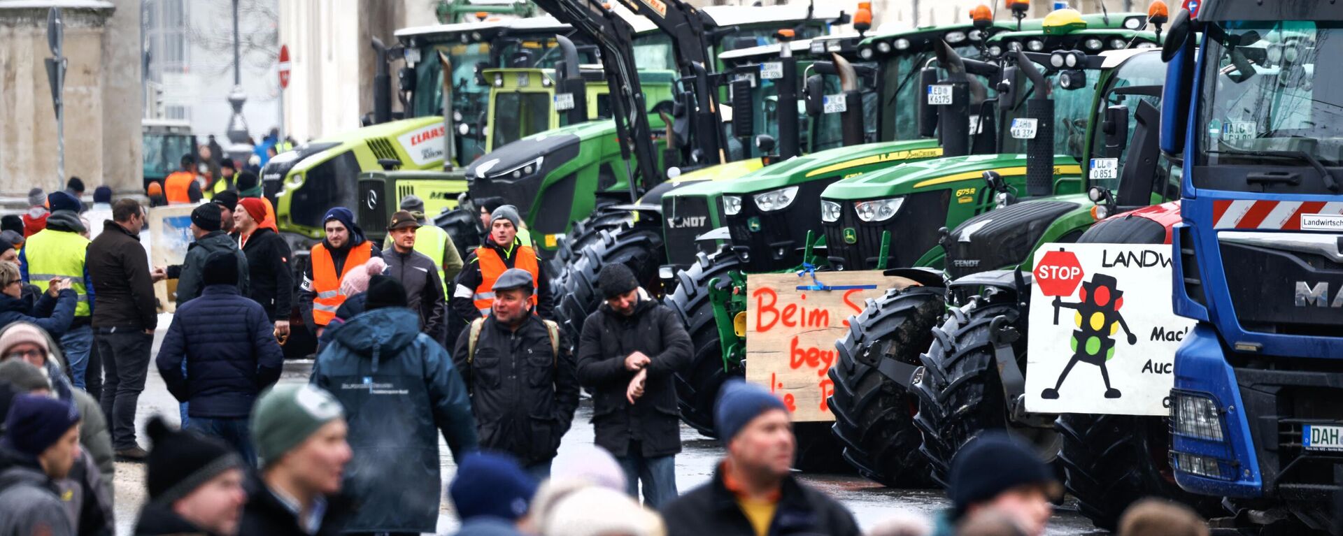 Almanya'da çiftçiler, sübvansiyonların kesilmesini protesto ederek traktörlerle yolları kapattı - Sputnik Türkiye, 1920, 30.01.2024