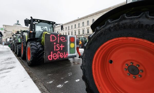 Çiftçilerin protestosu, Kuzey Ren Vestfalya (KRV) eyaletinde de büyük şehirlerde ve bazı otobanlarda trafikte aksamalara neden oldu. - Sputnik Türkiye