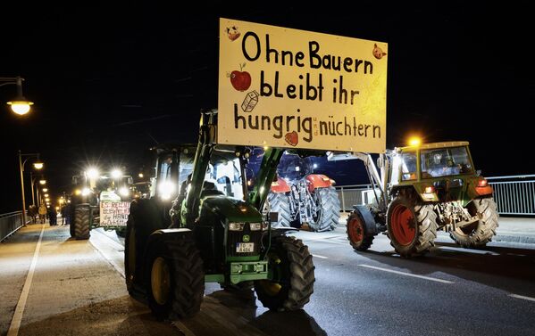 Brandenburg eyaletinden gelerek Berlin&#x27;deki eyleme katılan çiftlik sahibi Toni, Alman hükümetinin söz konusu kesintilerini eleştirerek, &quot;Bu yasaların politikacıların istediği gibi geçmesi durumunda iş yerimizin ayakta kalacağından endişe ediyoruz. Sadece biz değil, aynı zamanda çalışanlarımız da&quot; ifadesini kullandı. - Sputnik Türkiye