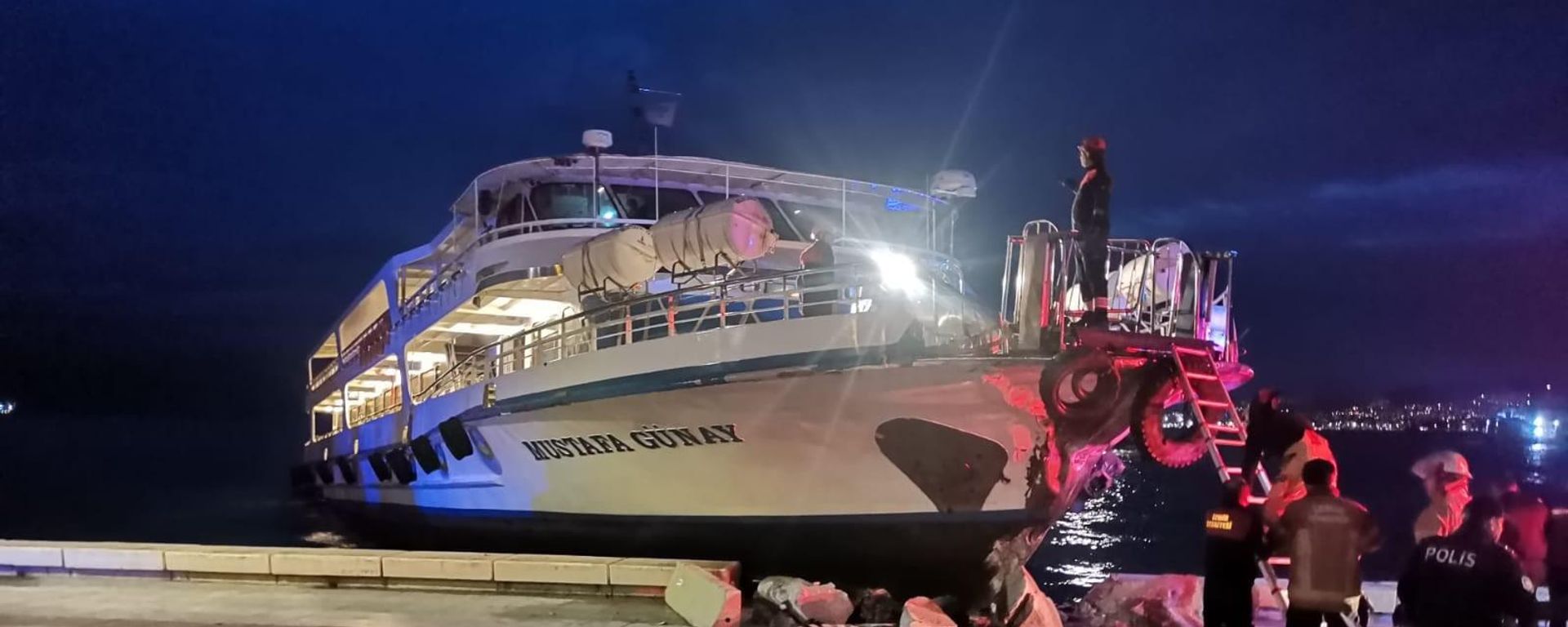 İzmir’de rotadan çıkan vapur karaya çarptı  - Sputnik Türkiye, 1920, 09.01.2024