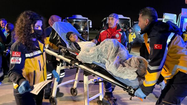 Gazzeli 85 hasta ve yaralı tedavileri için 106 refakatçiyle Mısır'dan Türkiye'ye getirildi. - Sputnik Türkiye