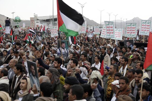 Filistin ve Yemen bayrakları taşıyan göstericiler, “İsrail’e ölüm, ABD’ye ölüm” sloganları attı. - Sputnik Türkiye