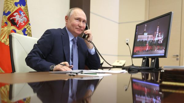 Putin, Güney Osetya’daki seçim zaferi dolayısıyla Kambolov’u kutladı