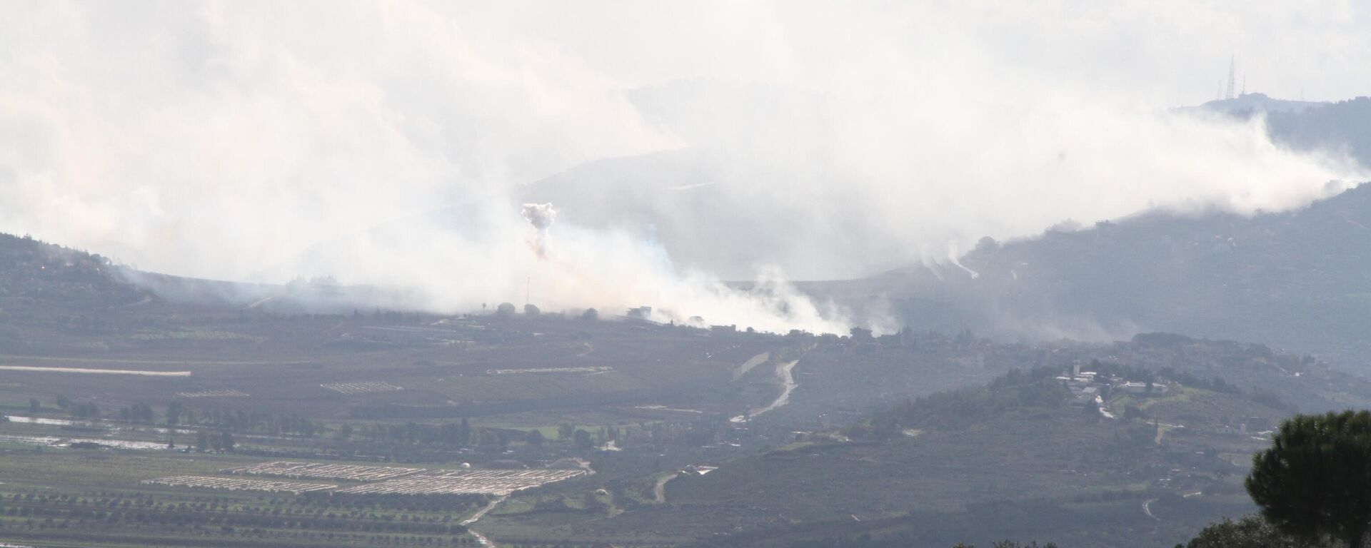 İsrail ordusu, Lübnan'ın güneyindeki Nebatiye Valiliği'ne bağlı Kafr Kila beldesine saldırı düzenledi. Saldırı sonucu bölgeden dumanlar yükseldi.  - Sputnik Türkiye, 1920, 19.02.2024