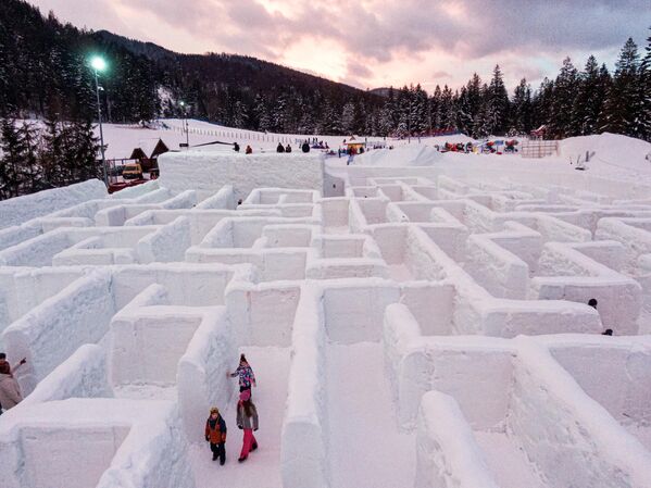 Dünyanın en büyük kar labirenti olarak kabul edilen Snowlandia adı verilen tematik parka bu yıl dünyaca ünlü çizgi filmlere benzeyen heykellerle dolu bir eskimo kulübesi ekleniyor. - Sputnik Türkiye
