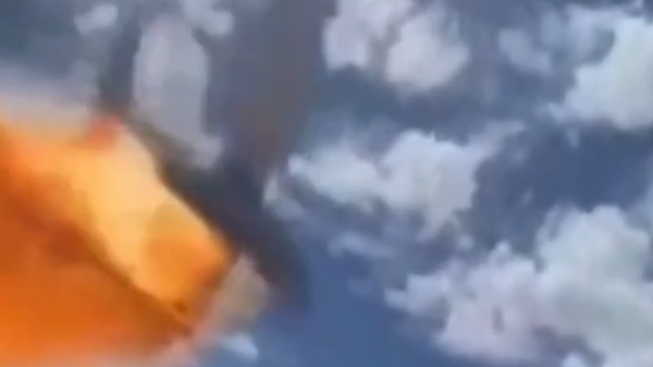 Yangın söndürme uçağı otoyolda araçların üzerinde düştü - Sputnik Türkiye