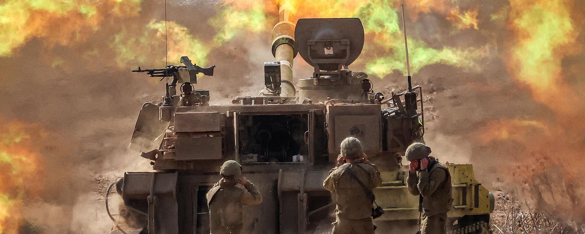 155-мм самоходная гаубица M109 израильской армии ведет огонь возле границы с сектором Газа на юге Израиля - Sputnik Türkiye, 1920, 22.01.2024