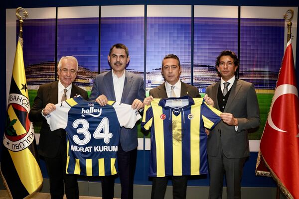 Cumhur İttifakı’nın İstanbul Büyükşehir Belediye (İBB) Başkan Adayı Murat Kurum seçim çalışmalarına devam ediyor. Çalışmalar çerçevesinde Kurum, Fenerbahçe Spor Kulübü’nü ziyaret etti. İBB Adayı Kurum’u Fenerbahçe Spor Kulübü Başkanı Ali Koç ve beraberindeki heyet karşıladı. Murat Kurum, kulübün yönetim kurulu üyeleri ile bir araya geldi.
 - Sputnik Türkiye