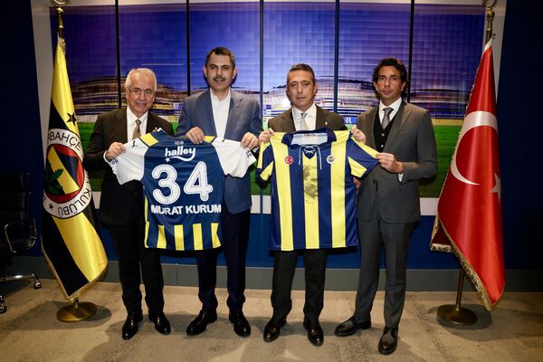 Cumhur İttifakı’nın İstanbul Büyükşehir Belediye (İBB) Başkan Adayı Murat Kurum seçim çalışmalarına devam ediyor. Çalışmalar çerçevesinde Kurum, Fenerbahçe Spor Kulübü’nü ziyaret etti. İBB Adayı Kurum’u Fenerbahçe Spor Kulübü Başkanı Ali Koç ve beraberindeki heyet karşıladı. Murat Kurum, kulübün yönetim kurulu üyeleri ile bir araya geldi.
 - Sputnik Türkiye