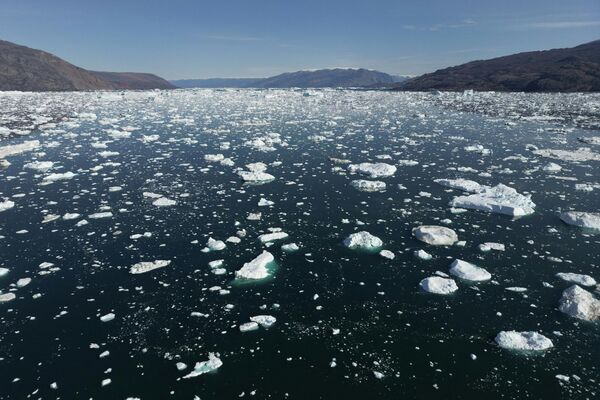 Bunları inceleyen araştırmacılar, Grönland&#x27;ın saatte ortalama 30 milyon ton buz kaybettiğini belirledi. - Sputnik Türkiye
