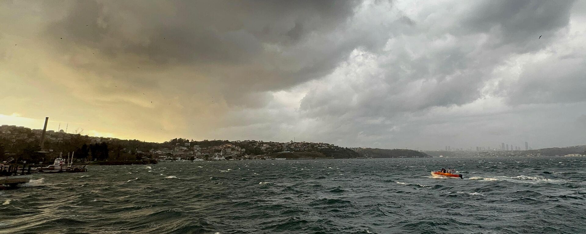 İstanbul'da, şiddetli yağmur hayatı olumsuz etkilerken Boğaz çevresinde fırtına etkili oluyor. Meteoroloji Genel Müdürlüğü ile İstanbul Valiliğinin uyarılarının ardından kent genelinde sabahtan itibaren şiddetli yağmur etkisini gösterdi. Yağış öncesinde gökyüzünde raf bulutları (shelf cloud) görüldü - Sputnik Türkiye, 1920, 02.03.2024