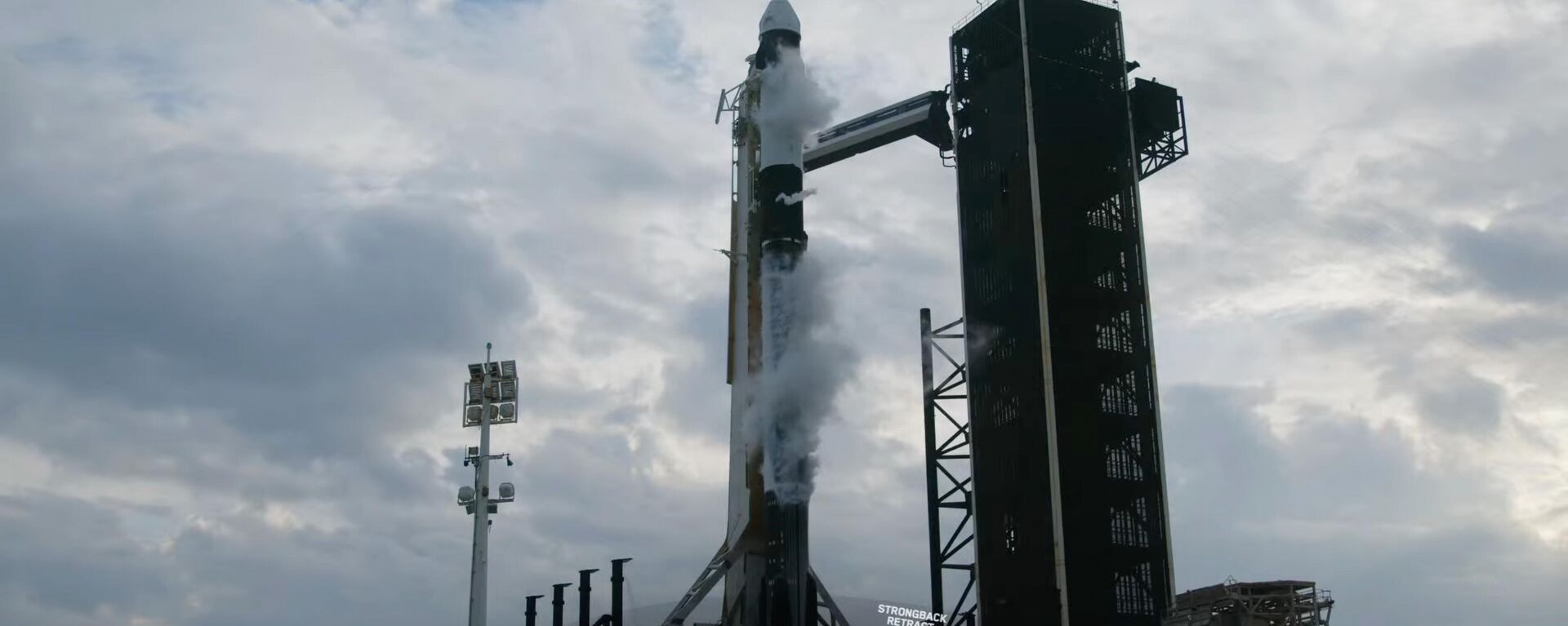 SpaceX Falcon 9 roketi ile fırlatılacak olan Dragon kapsülü, ABD’nin Florida eyaletinde bulunan Kennedy Uzay Merkezi'nden Uluslararası Uzay İstasyonu'na doğru yola çıkacak. Türkiye'nin ilk uzay yolcusu Alper Gezeravcı’nın uzay seferini yapacağı Dragon kapsülünü taşıyacak olan Falcon 9 roketi, fırlatmadan önce Florida'da bulunan Kennedy Uzay Merkezi'nde görüntülendi.  - Sputnik Türkiye, 1920, 19.01.2024