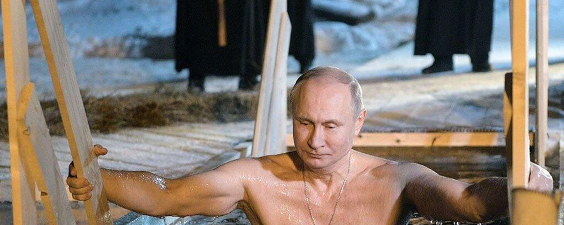 Putin, buz gibi suya girdi - Sputnik Türkiye, 1920, 19.01.2024
