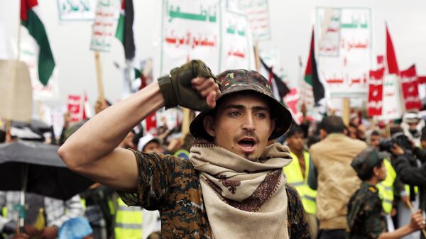  Yemen'de, ABD ve İngiltere'nin düzenlediği saldırılar protesto edilirken Filistin'e de destek gösterisi düzenlendi. - Sputnik Türkiye