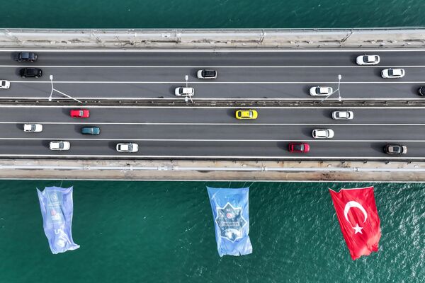 İlk Türk astronot Alper Gezeravcı için 15 Temmuz Şehitler Köprüsü'ne Türk bayrağı asıldı - Sputnik Türkiye