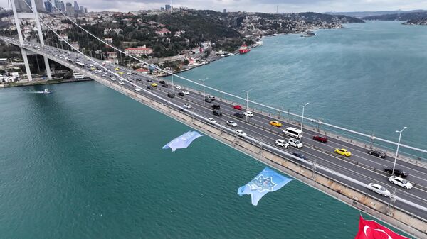 İlk Türk astronot Alper Gezeravcı için 15 Temmuz Şehitler Köprüsü'ne Türk bayrağı asıldı - Sputnik Türkiye