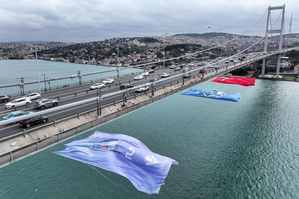 İlk Türk astronot Alper Gezeravcı için 15 Temmuz Şehitler Köprüsü'ne Türk bayrağı asıldı - Sputnik Türkiye