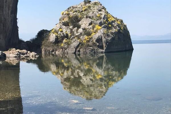 Bursa'nın İznik ilçesinde, göl kıyısındaki Müşküle Kayası'nın suya yansıyan görüntüsü  - Sputnik Türkiye