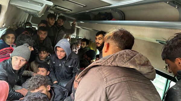 Hatay'ın Belen ilçesinde yurda yasa dışı yollarla girdikleri belirlenen 53 Suriye uyruklu yakalandı, 1 şüpheli gözaltına alındı - Sputnik Türkiye