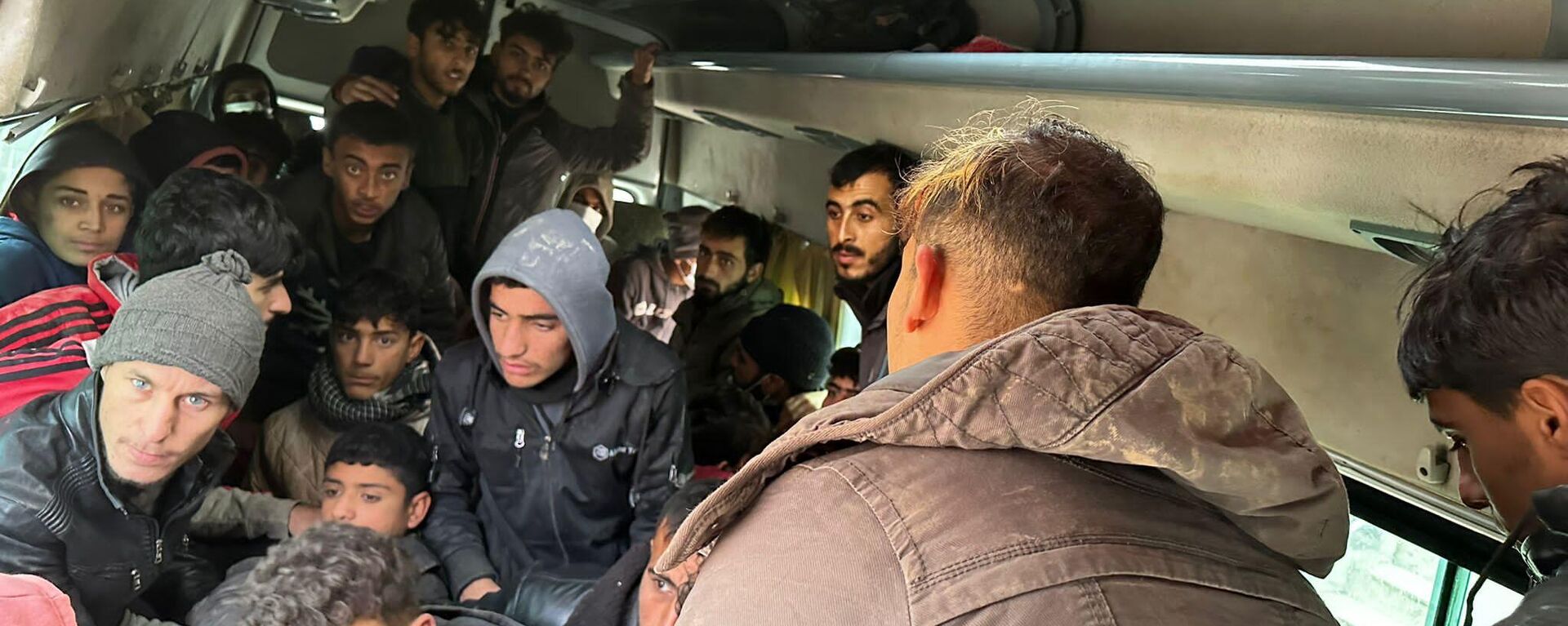 Hatay'ın Belen ilçesinde yurda yasa dışı yollarla girdikleri belirlenen 53 Suriye uyruklu yakalandı, 1 şüpheli gözaltına alındı - Sputnik Türkiye, 1920, 21.01.2024
