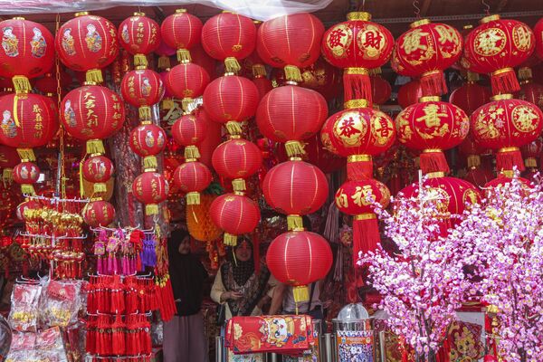 Endonezya&#x27;nın başkenti Cakarta&#x27;da, geleneksel Çin ay-güneş takviminin başında kutlanan Çin Yeni Yılı için hazırlıklar devam ediyor.  - Sputnik Türkiye