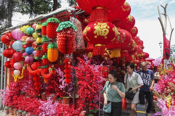 Endonezya&#x27;nın çeşitli bölgelerinde düzenlenen etkinlikler, Çin Yeni Yılı&#x27;nın gelişini renkli gösteriler ve özel kutlamalarla selamlıyor. - Sputnik Türkiye