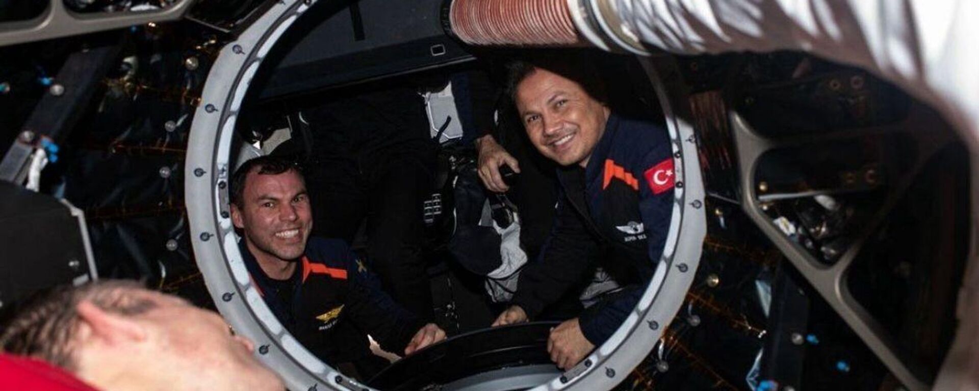 Türkiye'nin ilk astronotu Alper Gezeravcı Uluslararası Uzay İstasyonu'na kenetlenme sonrasında çekilmiş bir fotoğraf paylaştı. - Sputnik Türkiye, 1920, 31.01.2024