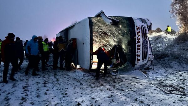 Kastamonu'da otobüs devrildi: Feci kazada 4 kişi hayatını kaybetti, çok sayıda yaralı var - Sputnik Türkiye