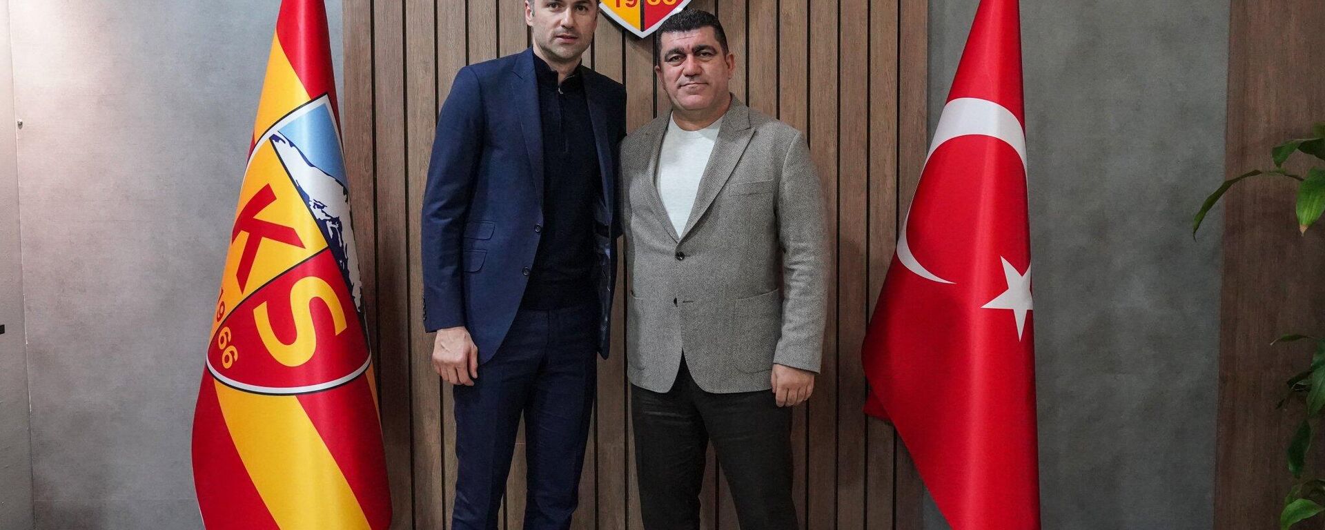 Trendyol Süper Lig ekibi Mondihome Kayserispor, teknik direktör Burak Yılmaz (solda) ile 2,5 yıllığına anlaşmaya vardı.  - Sputnik Türkiye, 1920, 30.09.2024