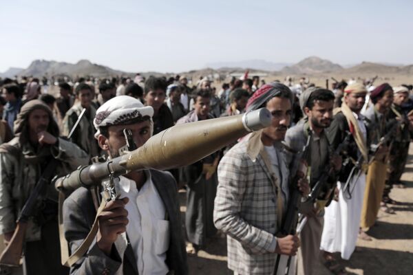 Yemen&#x27;de İran destekli Husilerin kontrolündeki Sana iline bağlı Jihanah bölgesinde toplanan Yemenli Husi destekçisi kabile üyeleri, ABD ve İngiltere&#x27;nin Yemen&#x27;e düzenlediği saldırılarını protesto ederek geçit töreni ve gövde gösterisi düzenledi.  - Sputnik Türkiye