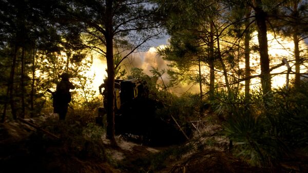 Russian servicemen fire a Giatsint-S self-propelled howitzer in Lugansk People's Republic - Sputnik Türkiye