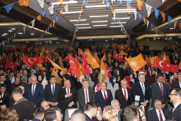 Manisa'da AK Parti İl Teşkilatı tarafından belediye başkan adaylarının tanıtımı yapıldı. Tanıtımda AK Parti'nin 11 ilçe belediye başkan adayı ile MHP'nin 6 ilçe ve Büyükşehir Belediye Başkan adayları salonu dolduran coşkulu kalabalık tarafından uzun süre alkışlandı. - Sputnik Türkiye