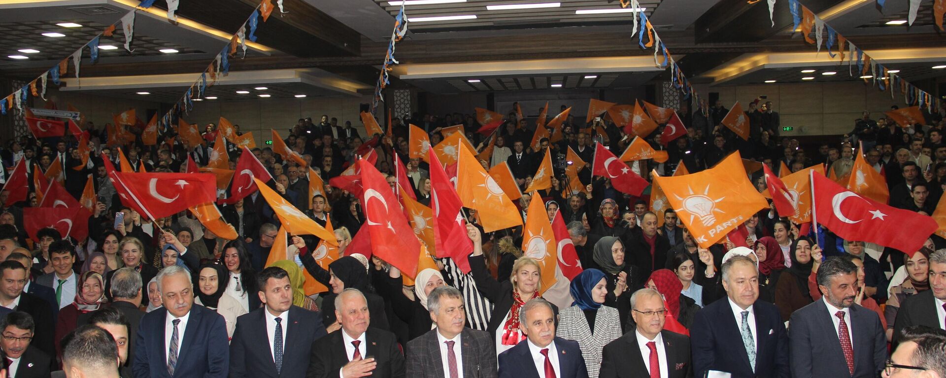 Manisa'da AK Parti İl Teşkilatı tarafından belediye başkan adaylarının tanıtımı yapıldı. Tanıtımda AK Parti'nin 11 ilçe belediye başkan adayı ile MHP'nin 6 ilçe ve Büyükşehir Belediye Başkan adayları salonu dolduran coşkulu kalabalık tarafından uzun süre alkışlandı. - Sputnik Türkiye, 1920, 10.02.2024