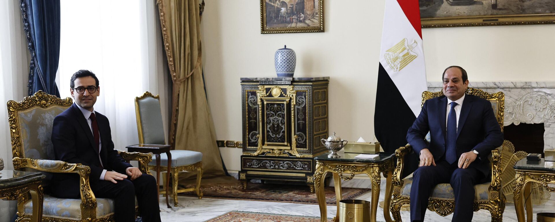 Fransa Dışişleri Bakanı Stephane Sejourne Mısır Cumhurbaşkanı Abdulfettah es-Sisi ile - Sputnik Türkiye, 1920, 04.02.2024