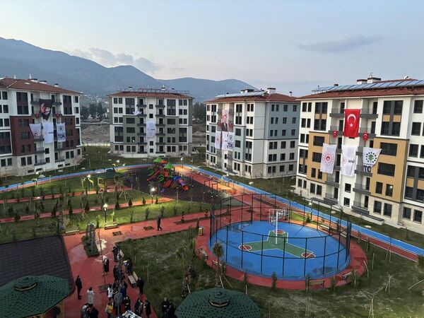 Gaziantep&#x27;in Islahiye ilçesinde bulunan ve depremzedelere teslim edilmesi planlanan TOKİ yapıları. - Sputnik Türkiye