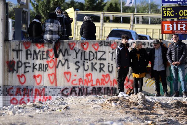 Hatay'da depremde yıkılan Rönesans Rezidans'ta hayatını kaybedenler anıldı - Sputnik Türkiye