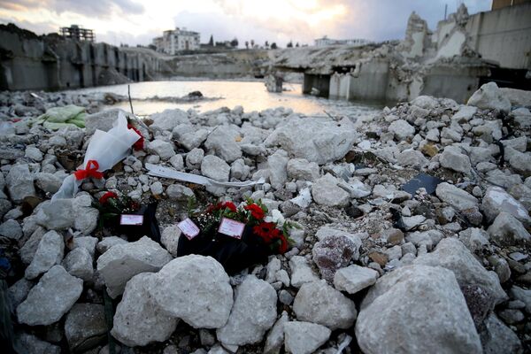 Hatay'da depremde yıkılan Rönesans Rezidans'ta hayatını kaybedenler anıldı. - Sputnik Türkiye