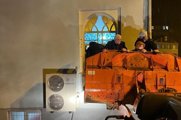  Borçka ilçesinde derenin taşması sonucu camide mahsur kalanlar iş makineleri yardımıyla kurtarıldı - Sputnik Türkiye