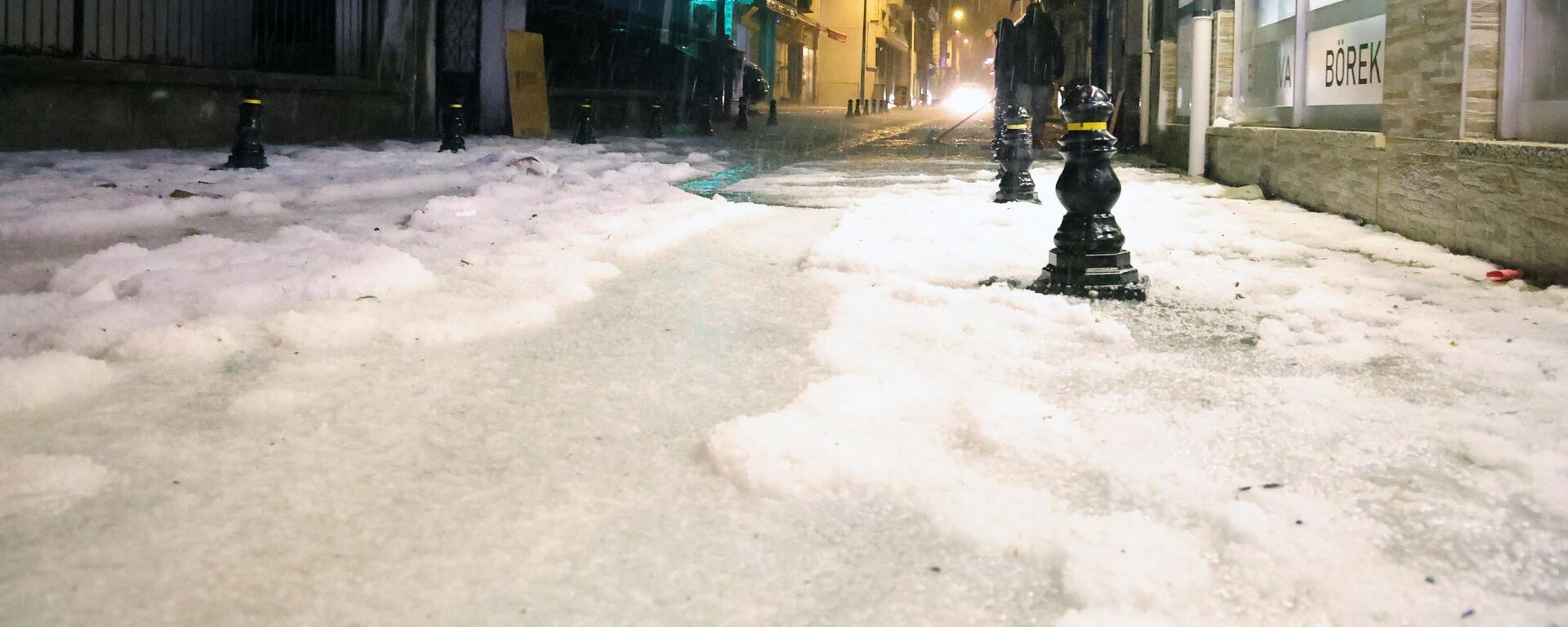 Muğla'nın Menteşe ilçesinde etkili olan dolu sokakları beyaza bürüdü - Sputnik Türkiye, 1920, 08.02.2024