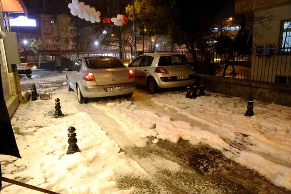 Muğla'nın Menteşe ilçesinde etkili olan dolu sokakları beyaza bürüdü - Sputnik Türkiye