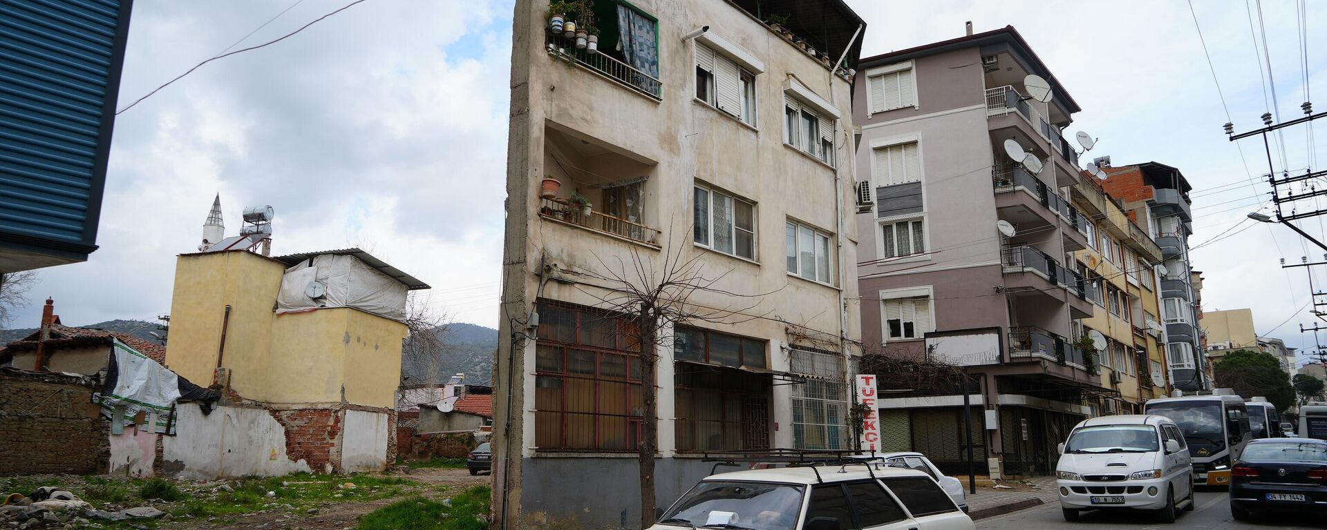 Apartmanın gerçek hali yanındaki bina yıkılınca ortaya çıktı: - Sputnik Türkiye, 1920, 11.02.2024