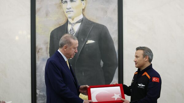 Cumhurbaşkanı Erdoğan, Türkiye'nin ilk astronotu Gezeravcı'yı kabul etti - Sputnik Türkiye