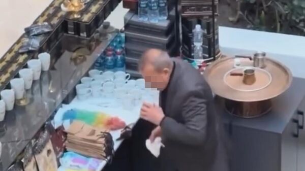 Edirne'de kahve fincanlarını tükürükle temizleyen işletmeci çıkarıldığı hakimlikçe adli kontrol şartıyla serbest bırakıldı - Sputnik Türkiye