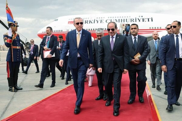 Cumhurbaşkanı Erdoğan’ı Mısır Cumhurbaşkanı Sisi törenle karşıladı. - Sputnik Türkiye