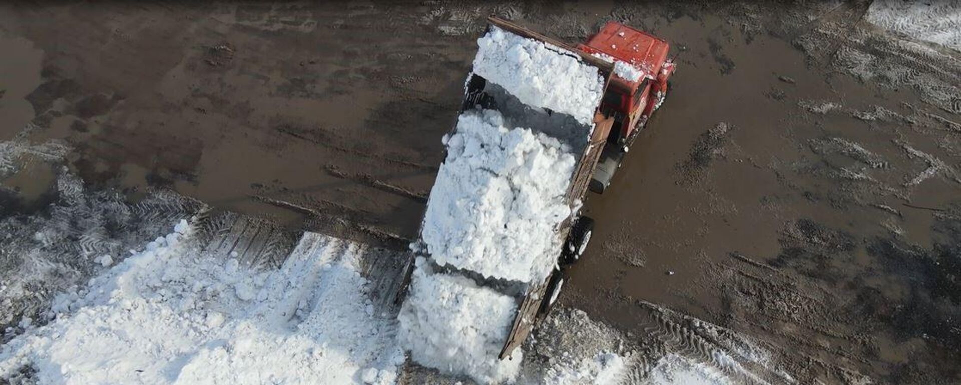 55 yıllık kar rekorunu kıran Ardahan'da kar kütleleri yaklaşık 10 gündür kamyonlarla şehir dışına taşınıyor - Sputnik Türkiye, 1920, 18.02.2024